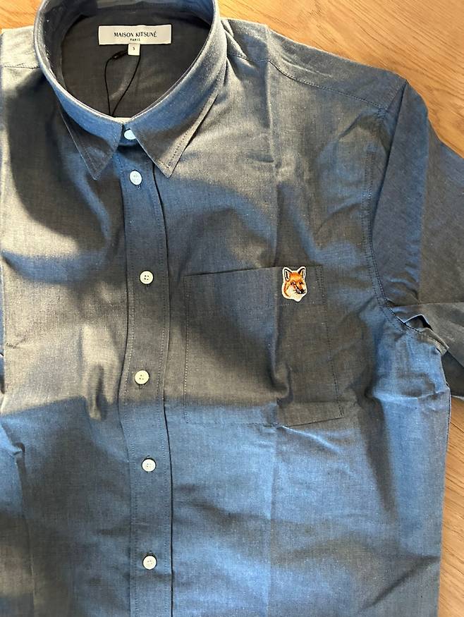 파페치와 연동된 알럭스에서 구매한 메종키츠네 셔츠. 14만원으로 국내 최저가에 해당했고, 무료 배송됐지만 덥고 습한 날씨에도 깔끔하게 포장돼 해외에서 직배송됐다. 사진=서지영 기자&nbsp;