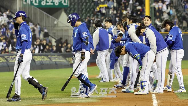 15일 오후 잠실야구장에서 열린 2025 프로야구 삼성과 LG 경기. 삼성이 3-0 패배했다. 경기종료후 선수들이 그라운드를 빠져 나가고있다. 잠실=정시종 기자 capa@edaily.co.kr /2025.04.15.