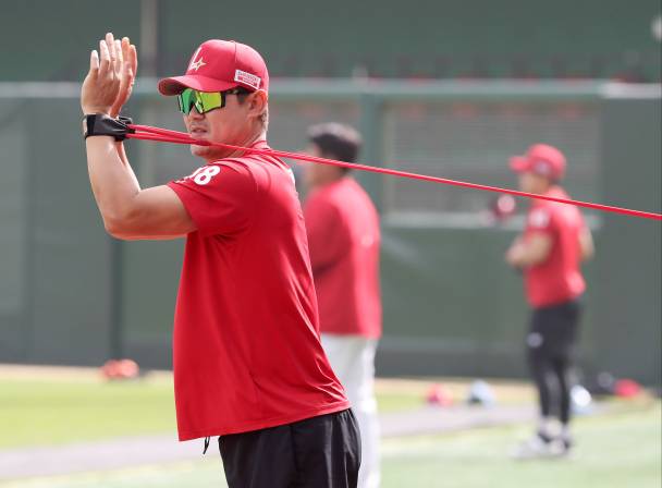 경기 전 고무밴드를 활용해 튜빙으로 가볍게 몸을 푸는 오른손 투수 노경은의 모습. 노경은은 경기에 들어가면 튜빙을 전혀하지 않는다. SSG 제공