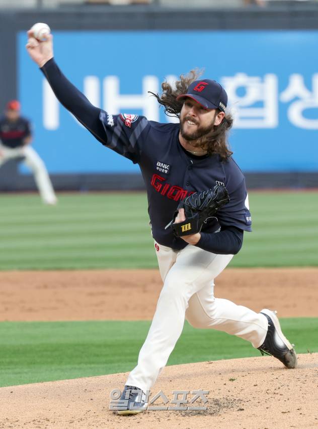 11일 오후 수원 KT위즈파크에서 열린 프로야구 롯데와 KT 경기. 롯데 선발 윌커슨이 힘차게 공을 던지고있다. 수원=정시종 기자 capa@edaily.co.kr /2024.08.11.