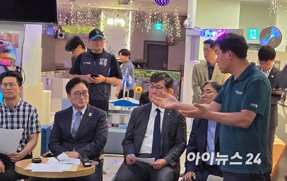 지난달 18일 홈플러스 중계점에서 한 입점업체 점주가 우원식(왼쪽에서 두 번째) 국회의장에게 애로사항을 이야기하고 있다. [사진=진광찬 기자]