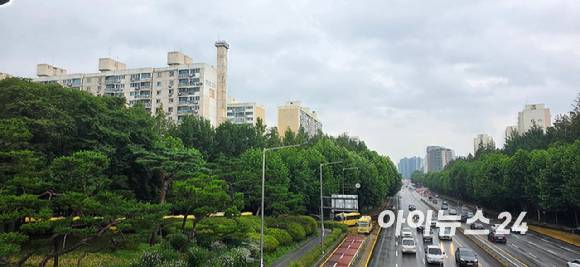 서울 송파구 방이동 양재대로 위 육교에서 바라본 한양3차·대림가락 전경. 통합 재건축을 진행하며 삼성물산을 시공사로 선정했다. 양재대로 끝에 강동구 둔촌동 올림픽파크포레온이 보인다. [사진=이수현 기자]