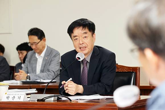 박순기 충북TP 원장 후보자가 17일 충북도의회 인사청문회에서 발언하고 있다. [사진=충북도의회]