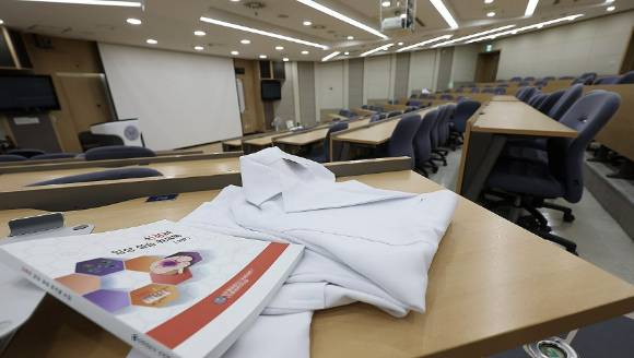 서울 시내 한 의과대학 강의실에 가운과 책이 놓여 있다.  [사진=연합뉴스]