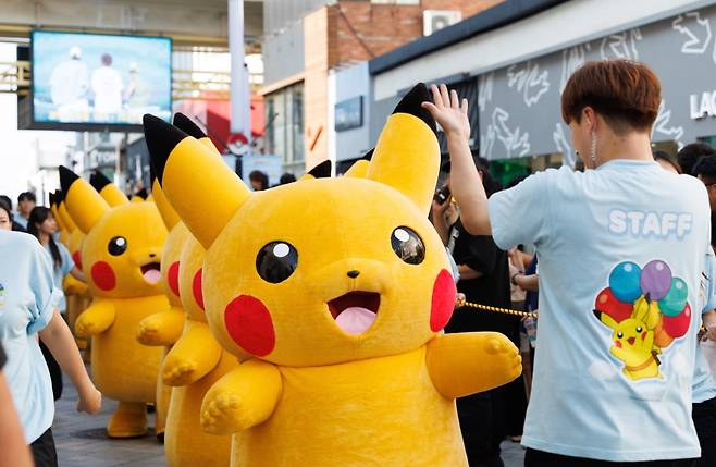 2023년 제주시 탐라문화광장에서 열린 ‘하늘 나는 피카츄 프로젝트 in JEJU’. (제주관광공사 제공)