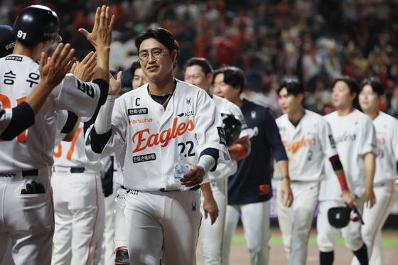 주장 채은성(22번)을 비롯한 한화 선수들이 지난 10일 KIA전에서 승리해 6연승으로 전반기를 마감한 뒤 하이파이브하며 자축하고 있다. [뉴스1]