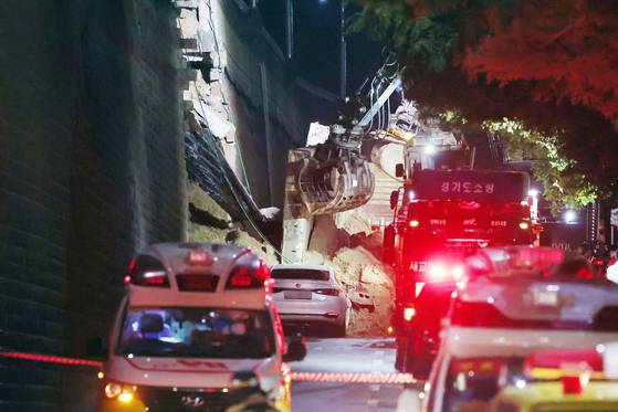 16일 오후 경기 오산시 가장동 가장교차로 고가도로의 10ｍ 높이 옹벽이 도로로 무너지며 고가도로 아래 도로를 지나가던 차량을 덮치는 사고가 났다. 사진은 사고 현장에서 흙더미를 파내는 굴착기의 모습. 연합뉴스