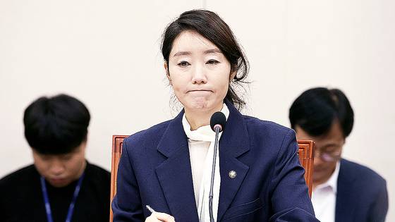 강선우 여성가족부 장관 후보자가 14일 국회 여성가족위원회 전체회의에서 열린 인사청문회에서 의원들 질의를 듣고 있다. 임현동 기자