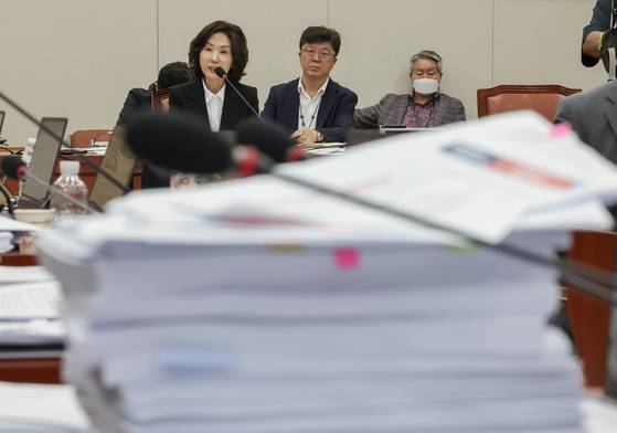 이진숙 사회부총리 겸 교육부 장관 후보자가 16일 서울 여의도 국회 교육위원회에서 열린 인사청문회에 참석해 질의에 답하고 있다. 쌓인 문서는 김대식 국민의힘 의원이 가져온 이 후보자의 논문들이다. 전민규 기자