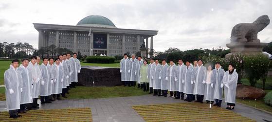77주년 제헌절 기념 국회 상징석 제막식이 우원식 국회의장이 참석한 가운데 17일 여의도 국회잔디광장에서 열리고 있다. 국회사진기자단