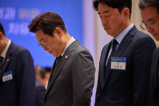 이재명 대통령이 16일 오후 서울 종로구 청와대 영빈관에서 열린 '기억과 위로, 치유의 대화‘에서 묵념하고 있다. 사진 대통령실