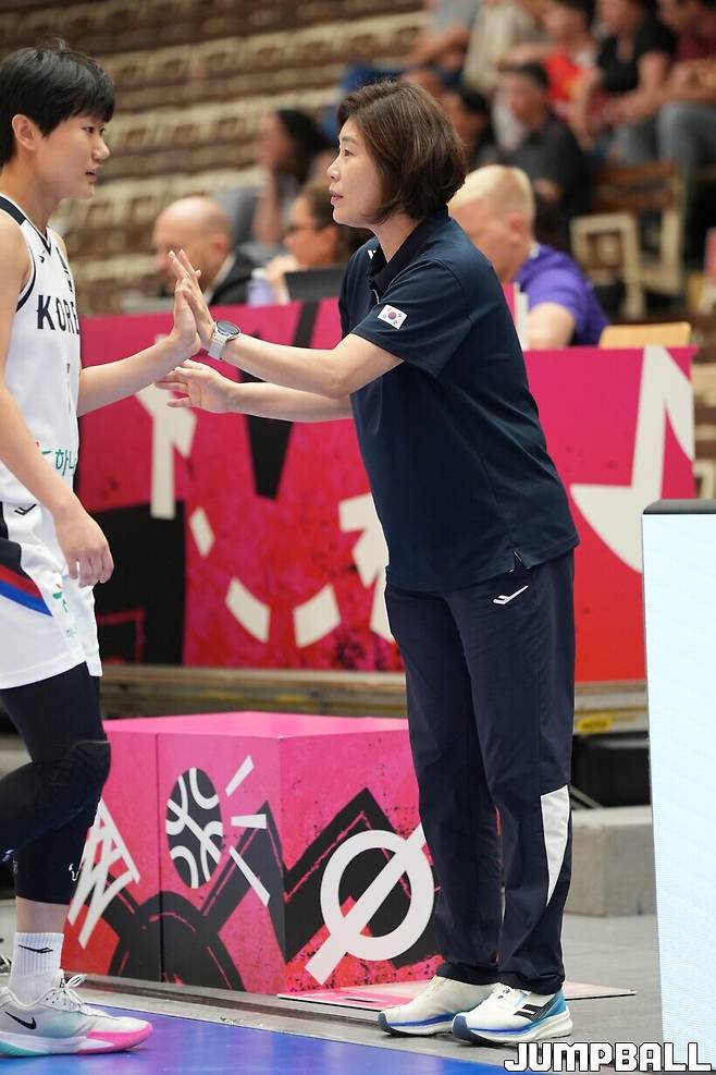 ▲선수들을 격려하는 대표팀 권은정(화봉고) 코치