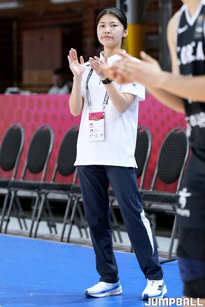 ▲선수들을 격려하는 김은빈 트레이너