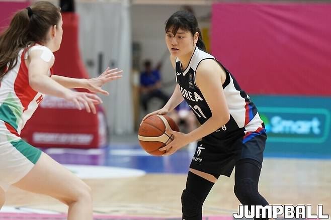 ▲헝가리 수비와 마주한 숙명여고 3학년 김연진