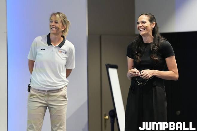 ▲세계에서 모인 여자농구의 미래들에게 조언하는 이바나 베체르로바(체코)와 소냐 페트로비치(세르비아)