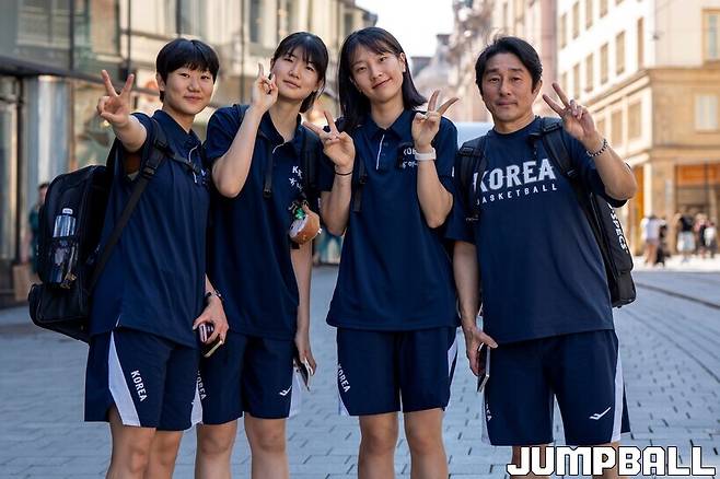 ▲이원정, 홍수현, 정현, 이상훈 코치와 찰칵