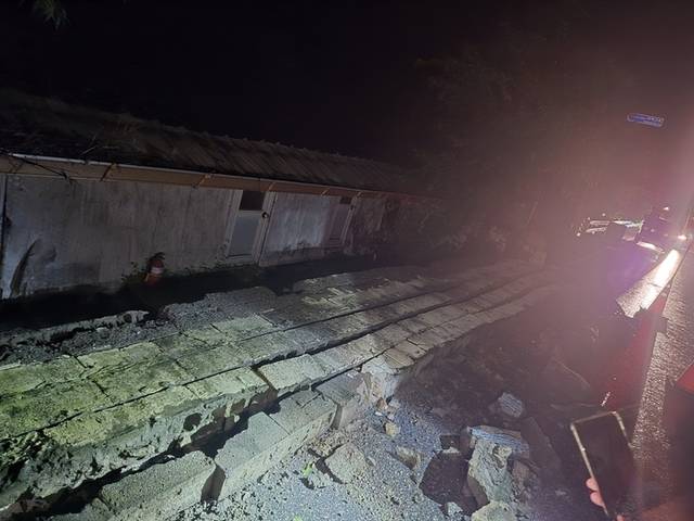 ▲ 16일 오후 11시 30분쯤 영월군 상동읍 천평리에서 주택 담장이 붕괴돼 소방당국이 안전하게 조치했다. 강원소방본부 제공