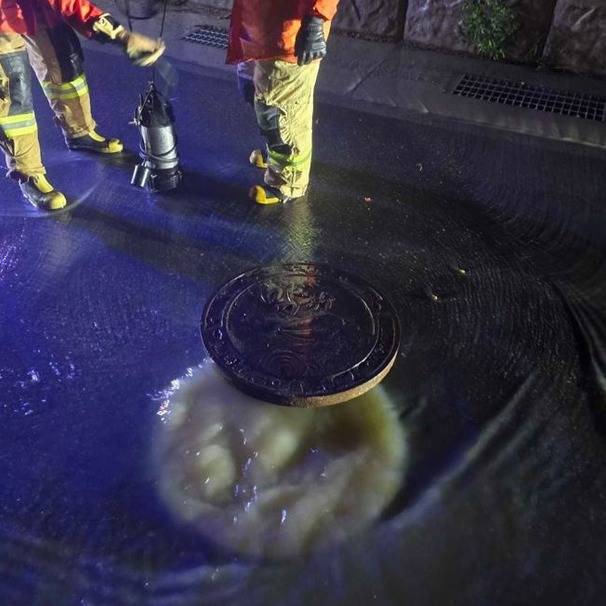 ▲ 16일 오후 10시 27분쯤 춘천시 동내면 거두리에서는 맨홀이 역류해 소방 당국이 조치했다. 강원소방본부 제공