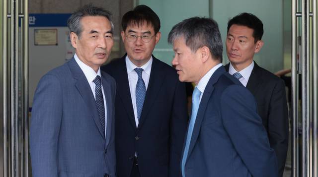 ▲ 윤석열 전 대통령 부인 김건희 여사 관련 의혹을 수사하는 민중기 특별검사와 특검보가 지난달 19일 경기도 과천 고위공직자범죄수사처에서 오동운 공수처장과 면담을 마치고 나서며 대화하고 있다.  왼쪽부터 민 특검, 김형근, 문홍주, 박상진 특검보.  연합뉴스