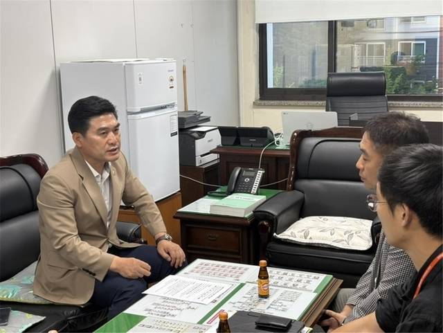 ▲ 김정수(철원) 강원특별자치도의원은 17일 도청 건설교통국 철도과 관계자들과 면담을 갖고 경원선(연천~백마고지) 열차 운행 재개 방안을 논의했다. 도의회 제공