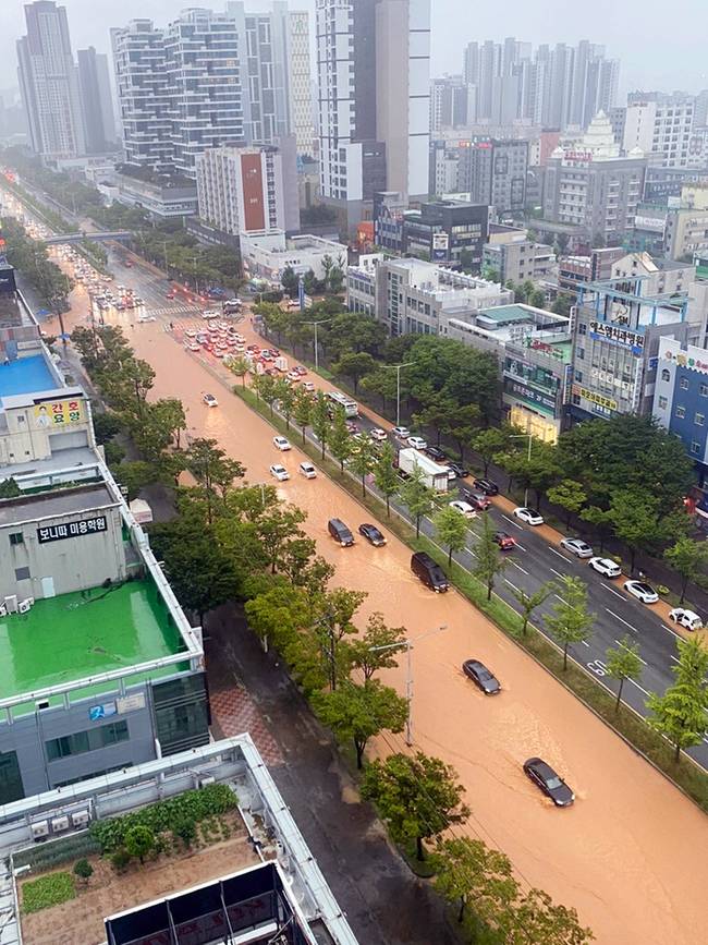 ▲ 호우 특보가 발효된 17일 오후 광주 광산구 쌍암동 한 도로가 흙탕물에 잠겨 있다. 연합뉴스