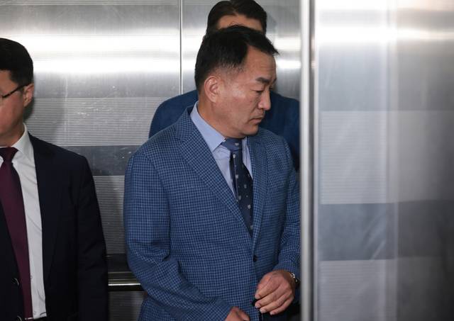 ▲ 김계환 전 해병대 사령관이 채상병 사건 수사방해 의혹 관련 2차 조사를 받기 위해 17일 서울 서초구 순직해병특검 사무실로 향하고 있다. 연합뉴스.