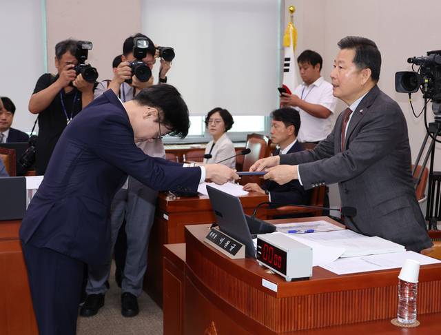 ▲ 김정관 산업통상자원부 장관 후보자가 17일 국회 산업통상자원중소벤처기업위원회에서 열린 인사청문회에서 선서 후 이철규 위원장에게 선서문을 전달하고 있다. 연합뉴스