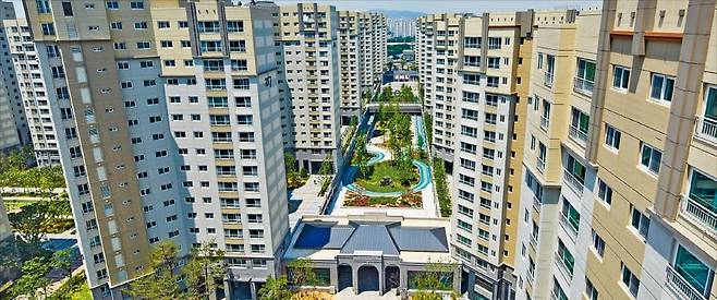 < ‘안갯속’ 민간임대 >  경기 수원시 오목천동 ‘수원 권선 꿈에그린’은 2400가구 규모의 공공지원 민간임대 아파트다. 주택도시보증공사(HUG)와 신한투자증권, 한화 등이 출자한 대한제1호뉴스테이가 2018년부터 임대로 운영하고 있다.  /한화 건설부문 제공