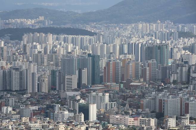서울 남산에서 바라본 시내 아파트 단지. 사진=연합뉴스
