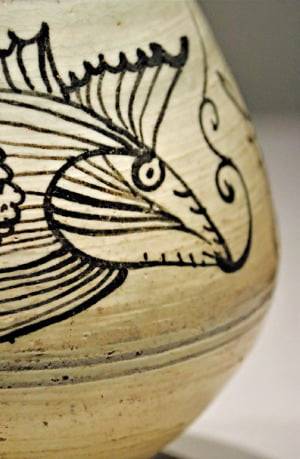 ② 분청사기 철화어문병 부분도