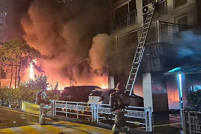 17일 오후 9시 10분께 경기도 광명시 소하동의 한 아파트 주차장에서 불이 나 소방대원들이 진화 작업을 하고 있다. /사진=연합뉴스