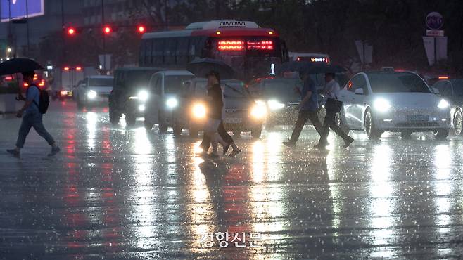 서울을 비롯한 수도권과 충청지역에 호우특보가 발효된 16일 서울 광화문 사거리 일대에서 시민들이 빗속에서 퇴근을 서두르고 있다. 2025.07.16. 정효진 기자
