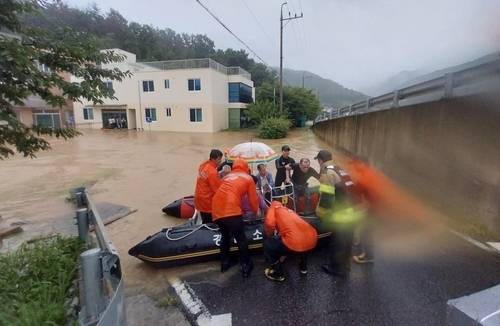 소방대원들이 17일 오후 구조 보트를 이용해 경남 밀양시 무안면의 노인요양원 환자들을 구조하고 있다. 경남소방본부 제공