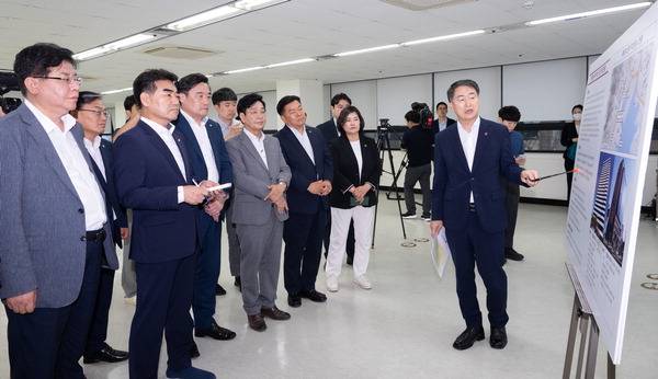 국민의힘 정동만 부산시당 위원장과 이성권 국회의원, 시의회  안성민 의장 등 정치인들이 동구 해수부 이전 임시청사를 방문해 시 관계자 브리핑을 듣고 있다. 전민철 기자 jmc@kookje.co.kr