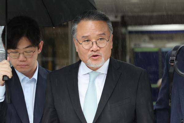 주가조작 의혹으로 김건희 여사 관련 의혹을 수사하는 민중기 특별검사팀의 조사를 받은 이일준 삼부토건 회장이 17일 서울중앙지법에서 구속 전 피의자 심문(영장실질심사)을 마친 뒤 법정을 나서고 있다. 연합뉴스