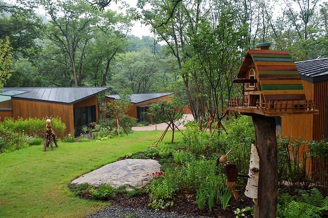 Wooden lodges and playful forest-themed details are seen at Surak Hyu on Wednesday, ahead of its public launch as Seoul’s first urban forest retreat. (Nowon-gu Office)