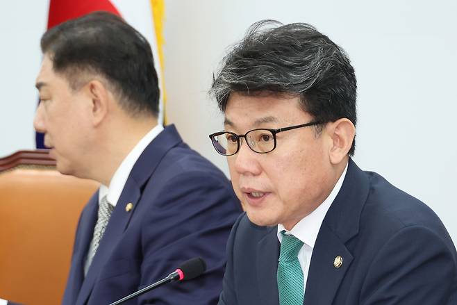 Rep. Jin Sung-joon, chief policymaker of the ruling Democratic Party of Korea speaks at a policy meeting held at the National Assembly in Yeouido, Seoul, on Thursday. (Yonhap)