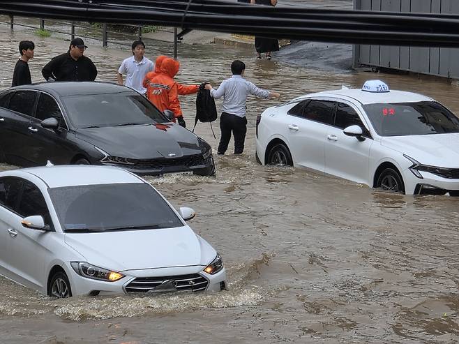 Cars are submerged in floodwater in Buk District, Gwangju, on July 17. [YONHAP]