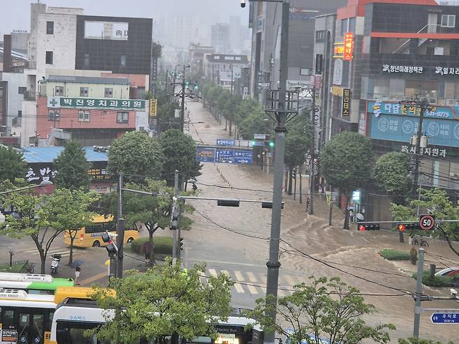 Roads in front of Buk District Office in Gwangju are submerged in floodwater following torrential rainfall of 300 millimeters (11.8 inches) on July 17. [NEWS1]