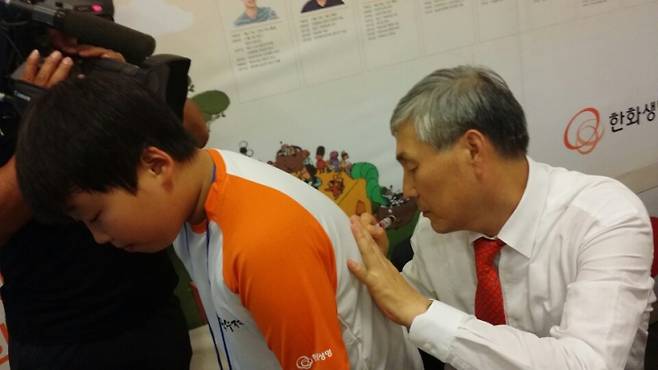 ‘피터’ 정윤수가 12살 때 한국 바둑의 전설인 조훈현 9단에게 사인을 받고 있다. 정윤수 제공