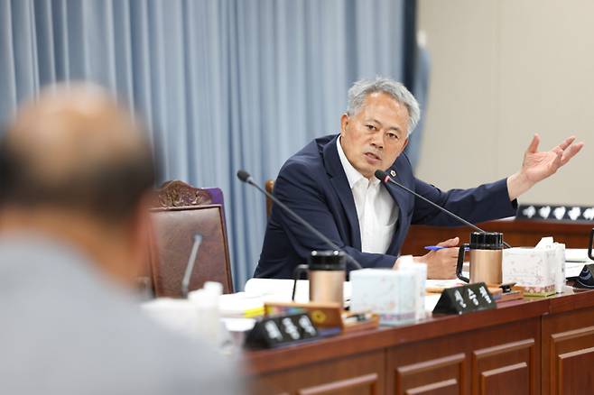 전남도의회 박성재(해남2, 민주) 의원은 최근 열린 제392회 임시회 농축산식품국 업무보고에서 “현재 농촌은 외국인 계절근로자 없이는 사실상 농작업이 불가능한 수준”이라며 “외국인 인력 의존도가 높은 현실에서, 근로자 이탈률이 15%에 이르는 상황은 매우 심각한 문제”라고 지적했다. /전남도의회