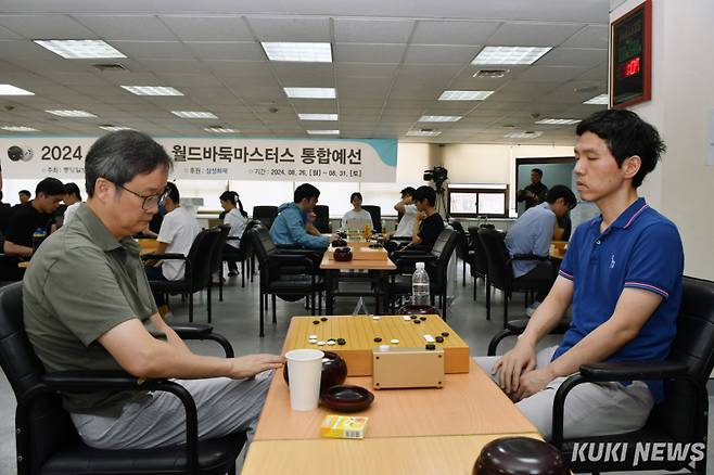 유창혁(왼쪽) 9단과 이창호 9단이 2024 삼성화재배 통합 예선 시니어조 결승에서 격돌했던 모습. 쿠키뉴스 자료사진