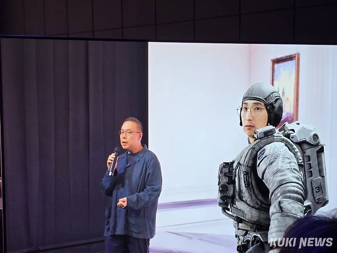 네이버가 비전‧모션스테이지를 통해 생성한 가상의 우주인이 대화를 하고 있다. 정우진 기자