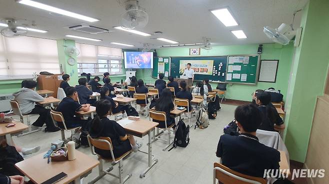 안양시노동인권센터가 지난 4월부터 진행한 '학교와 함께하는 노동인권교육' 강의 모습. 안양시 제공