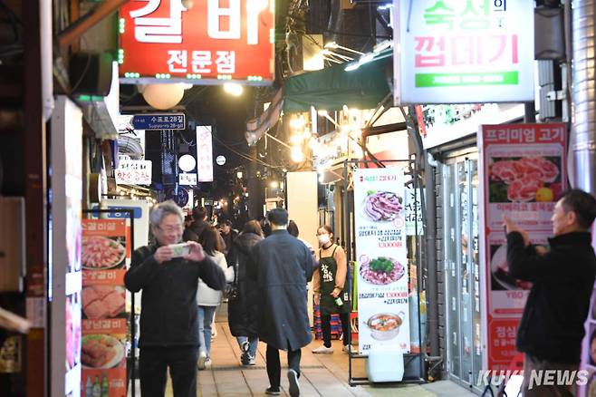 지난 2023년 4월 서울 종로구 익선동 한옥거리에서 시민들이 걸어 다니고 있다. 곽경근 기자