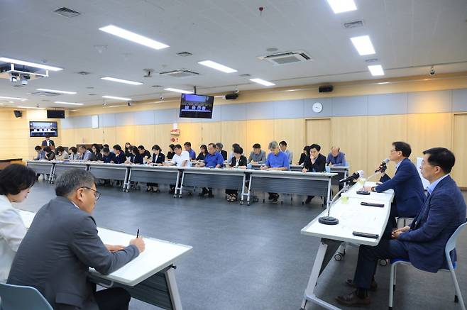 김대권 수성구청장이 ‘민생회복 소비쿠폰’ 지급과 관련, 현장 중심의 민원 응대 강화를 당부하고 있다. 수성구청 제공