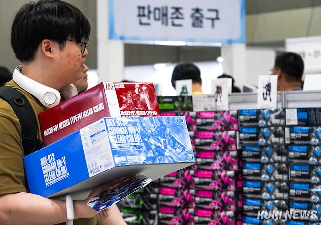 17일 서울 강남구 코엑스에서 열린 '반다이남코 코리아 펀 엑스포 2025'에서 관람객들이 프라모델 및 피규어를 구매하고 있다.