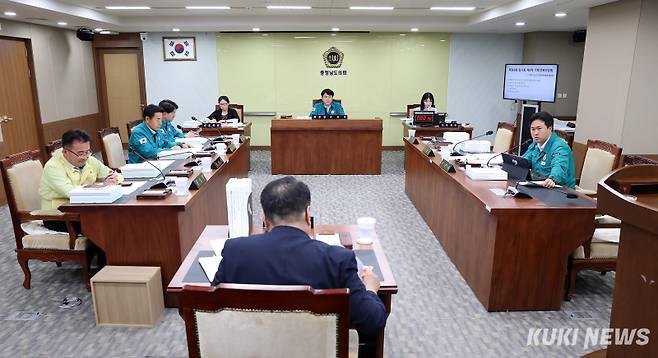 충남도의회 기획경제위원회는 17일 열린 제360회 임시회 2차 회의에서 산업경제실 소관 조례안과 출연계획안을 심시하고, 2025년 주요업무 추진 상황을 보고 받았다.&nbsp;