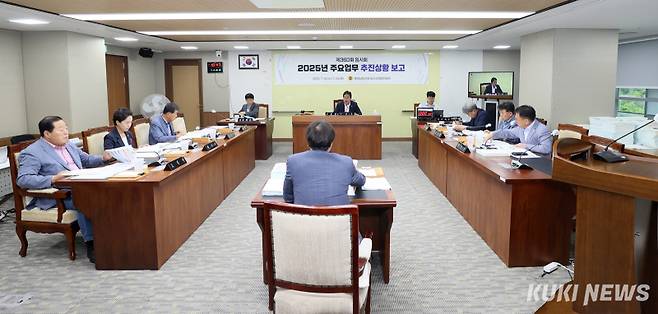충남도의회 농수산해양위원회는 17일 제360회 임시회 제2차 농수산해양위원회 회의를 열고, 충남도 해양수산국 소관 2025회계연도 주요업무 추진상황을 보고 받고, 조례안 1건을 심사했다.&nbsp;