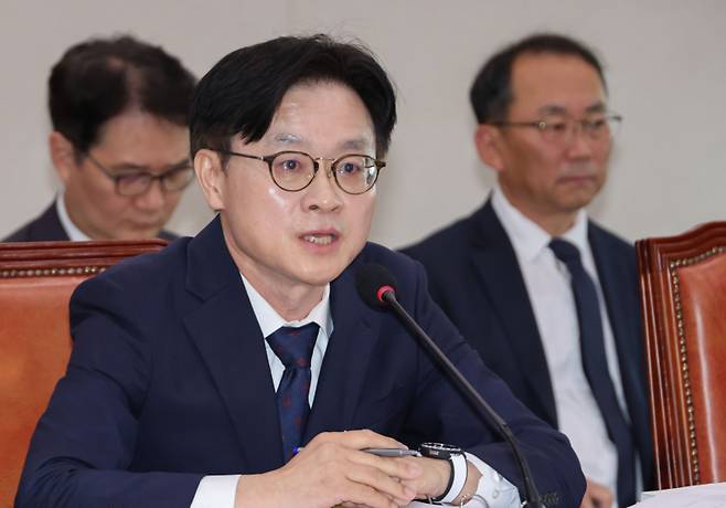 김정관 산업통상자원부 장관 후보자가 17일 서울 여의도 국회 산업통상자원중소벤처기업위원회에서 열린 인사청문회에서 의원 질의에 답하고 있다. 연합뉴스&nbsp;
